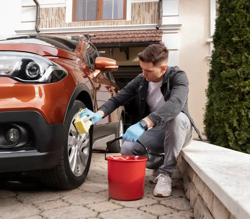 Lavage auto à domicile Loiron-Ruillé : professionnel intervenant sur un véhicule
